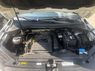 Автомобиль марки Volkswagen Tiguan, VIN: XW8ZZZ5NZKG215668, год выпуска 2018, цвет белый. Проблемы с кузовом и лакокрасочным покрытием (последствия ДТП): многочисленные сколы и повреждения ЛКП, вмятины (бампер передний, бампер задний, капот, крыша, задняя левая дверь, заднее правое крыло, правая…