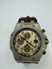 Наручные часы «Audemars Piguet Royal Оаk 0ffshore ref. 26470st.oo.a801cr.01», корпус ромбовидный, из металла серебристого цвета, ремешок из материала черного цвета с замком из металла серебристого цвета. На оборотной стороне: штампованная надпись «ROYAL OAK OFFSHORE», «№ 0191», «I 20350», б/у…