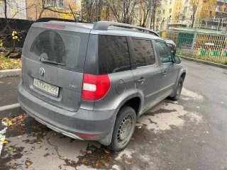 Skoda Yeti 2013 год выпуска, VIN XW8JF25L5DH710864, госномер Х433КТ799. ПТС и СТС оригиналы, 2 комплекта ключей. Автомобиль на ходу, имеется трещина на лобовом стекле и многочисленные мелкие царапины и сколы по кузову.