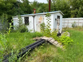 Земельный участок 6100 кв.м с объектами 864.2 кв.м, Воронежская область, Кантемировский район, с Титаревка, ул. Победы, 147. Земельный участок площадью 6 100 кв.м; сооружение площадью 22,3 кв.м; отдельно стоящее здание площадью 36 кв.м; гараж площадью 174,8 кв.м; сооружение (сарай) площадью 99,8…