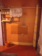 Жилое помещение общей площадью 13,9 кв.м на 1 этаже по адресу: Саратовская область, г. Хвалынск, ул. Чернышевского, д. 32, кв. 5. Кадастровый номер: 64:49:020110:38.