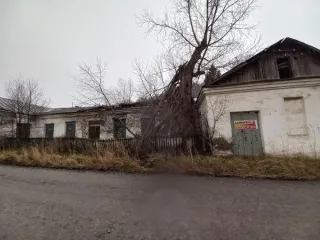 Нежилое здание 341,2 м² с участком 858 м², Ачинск. Нежилое здание с земельным участком, расположенное по адресу: г. Ачинск, р.п. Мазульский, ул. Нагорная, д. 65А. Нежилое здание, кадастровый номер: 24:43:0000000:1939, площадь: 341,2 кв.м., количество этажей: 1, в том числе подземных 0, материал…