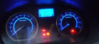 Renault Sandero 2011 года, 102 л.с. Пробег 179 000 км. Аккумулятор в неисправном состоянии. После замены масляного насоса появился стук в двигателе. Общее состояние на ходу требует уточнения при осмотре.