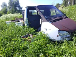 ГАЗ 3302 2003 года. Разукомплектован, отсутствует правая дверь и салон. Требуется капитальный ремонт, не на ходу. VIN: XTH33020031877269.