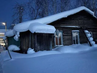 Доля квартиры 39,5 м² и участка 1566 м² в Архангельской области. 1/2 доля в праве на жилое помещение по адресу: Архангельская область, Ленский район, пос. Урдома, ул. Центральная, д. 18, кв. 1 (кадастровый номер 29:09:010114:630, общая площадь 39,5 м²). Земельный участок общей площадью 1566 м² с…