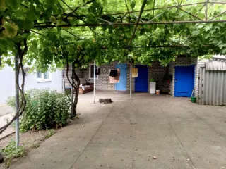 Земельный участок, находится в общей долевой собственности, размер доли: 1/4., площадь 600 кв.м., назначение: Земли населенных пунктов, кадастровый (условный) номер: 26:28:020117:96 Находится в совместной собственности. Расположенный по адресу: Российская Федерация, Ставропольский край, 
Жилой…