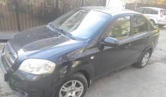 Chevrolet Aveo, 2007. Транспортное средство: Шевроле Авео, ГРЗ В145ХВ82, 2007 года выпуска, идентификационный номер KL1SF69YE8B093395, цвет: черный, мощность двигателя 63,3 (86) кВт (л.с.). Транспортное средство на ходу, по кузову имеются царапины. Машина стоит по адресу: г. Ялта, ул. Батурина, д…