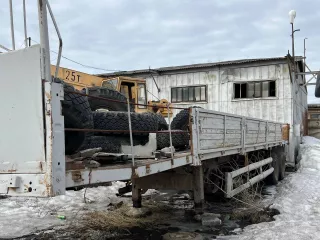 Полуприцеп СЗАП-9327. Год выпуска 2001. ГосРег знак АЕ358216. Примечания: Нет одного борта; Требуется замена автопокрышек (шин) 8 штук.