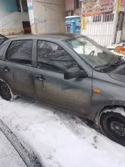 Автомобиль Lada Granta 2013 года, серебристо-серый цвет. Пробег 196 183 км. Двигатель бензиновый, объем 1.6 л (1596 куб. см), мощность 81.6 л.с. VIN: ХТА219060DY057940. Экологический класс 4. Автомобиль на ходу. Состояние: есть небольшая ржавчина по кузову, трещина на заднем бампере. Повышенный…