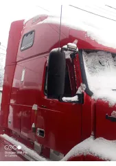 Volvo VNL 64 T660, 1999, грузовой тягач седельный, идентификационный номер (VIN) 4V4ND4JH8YN253088, цвет: красный.