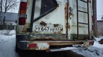 ГАЗ 2705, 2002. Автомобиль ГАЗ, модель: 2705, год изготовления: 2002 г.в., VIN: ХТН27050020242987, г.р.з. Т647УЕ47, вид собственности – совместная с супругом Арефьевым А.А. Автомобиль в неудовлетворительном состоянии, не находу, имеет сквозную коррозию металла по всему кузову, некомплектен…