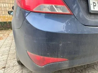 Hyundai Solaris 2015 года, 123 лс, 127957 км, АКПП. Транспортное средство HYUNDAI SOLARIS; 2015 года выпуска, VIN: Z94CT41DBFR481518. На кузове присутствуют потертости на передних и задних бамперах, а также на боковых дверях и крыльях. На заднем бампере есть трещины и глубокие царапины, на дверях —…