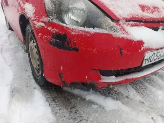 Honda Fit 2001 года, 86 лс, 320000 км, АКПП, идентификационный номер GD11015179, цвет красный, мощность двигателя 86 лс. Не работают задние стеклоподъемники, в 2024 году установлен контрактный двигатель и коробка вариатор, правый порог и крылья гнилые.