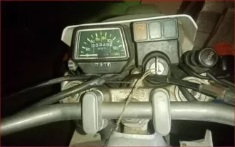 Мотоцикл, марка: YAMAHA SERROW225WE, год изготовления: 1993, цвет: БЕЛЫЙ, VIN: ОТСУТСТВУЕТ, ПТС: 25 УВ 798031, г/н: 6925АО25, изготовитель  страна : ЯПОНИЯ, модель двигателя: 1КН, двигатель №: ОТСУТСТВУЕТ, мощность двигателя, л. с.  кВт : 20  14.7 , рабочий объем двигателя, куб. см: 225, шасси …
