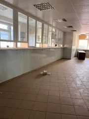 нежилое помещение Имущество, общей площадью 772,9 кв.м. (этаж № 1 – 230,8 кв.м., этаж № 2 542,1 кв.м.), расположено в нежилом трехэтажном здании 1972 года постройки. Фундамент – сборные железобетонные, стены кирпичные, перегородки кирпичные, перекрытия железобетонные плиты, кровля рубероид, полы…
