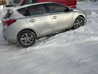 Toyota Auris, 2013 года, 132 лс, 67000 км, АКПП. Легковой автомобиль, марка: ТОЙОТА, модель: АУРИС, год изготовления: 2013, цвет: СЕРЕБРИСТЫЙ, разрешенная максимальная масса: 1805 кг, масса без нагрузки: 1220 кг, VIN: SB1ME3JE30E010608, ПТС: 78УТ264082, г/н: Т797КУ750.
