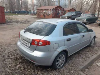 Chevrolet Lacetti, 2006 года, 109 лс, 403000 км. Состояние: В 2021 году была произведена замена двигателя, был куплен на площадке Авито у частного лица, на учет поставлен не был. Автомобиль был арестован приставами, находился на хранении у ФССП, после возврата двигатель сильно дымит, пороги…