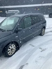 Renault Grand Scenic 2006 года, серый, VIN: VF1JMJEN636905226, госномер: А343ТА51. Особенности тех. состояния: отсутствует фрагмент заднего бампера (требуется его замена), нарушения лакокрасочного покрытия на крышке багажного отделения.