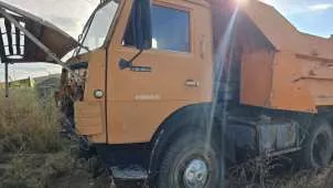 Автосамосвал Камаз 55111, г.в. 2001, грн Е492ВУ 75RUS. Состояние крайнее "условно пригодное", близкое к "удовлетворительному". Требует проведения обслуживания и ремонта отдельных систем и агрегатов. Внешний вид удовлетворительный. Грузовой самосвал (разукомплектован - рама, металлолом) Камаз 5511…