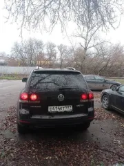 Volkswagen Touareg 2009 года, 240 л.с., пробег 226 545 км, полный привод, АКПП. Цвет черный, дизельный двигатель 3.0 л турбо. Имеются технические неисправности: повреждения ЛКП (сколы, царапины, сход лака), АКПП в аварийном состоянии (пинки, толчки, удары). Автомобиль на ходу. VIN…