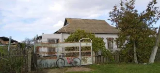 Дом 53,2 кв.м и земельный участок 2500 +/- 35 кв.м в Курской обл., земельный участок с жилым зданием. Адрес: Российская Федерация, Курская обл., Дмитриевский район, с. Куток, д. 17. Кадастровые номера: 46:05:190601:33; 46:05:190601:87. Площадь (кв.м): 2500 +/- 35, 53.2. Вид собственности…