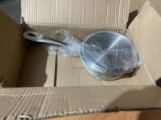 Кухонные принадлежности (годные остатки). Кухонные принадлежности из металла: подносы – 390 шт, кастрюли – 673 шт, кухонные поварешки – 120 шт, черпак кухонный – 19 шт. Итого: 1202 шт. Имущество продается в том виде, в каком оно есть, и в случае продажи возврату/обмену не подлежит. За скрытые…