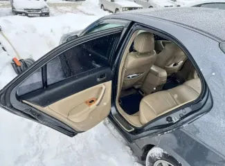 Honda Accord 2003 года, 190 лс, 249179 км, АКПП. Легковой автомобиль находится на ходу. Аккумулятор разряжен, зарядка аккумулятора не дала результатов. Колеса спущены. Автомобиль не товарного вида. Требуется текущий ремонт автомобиля: не стабильная работа двигателя внутреннего сгорания, неисправен…