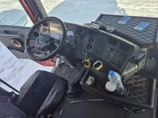 Грузовой-тягач седельный Scania R124L420 2000 года, VIN XLER4X20004424775. Техническое состояние: требуется полное текущее обслуживание – транспортное средство не используется с ноября 2025г., износ шин 60–70%, требуется замена аккумуляторов.