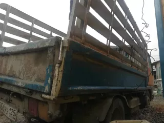 Грузовой-бортовой автомобиль, марка: Mitsubishi модель: Canter, год изготовления: 2002 г.в., г/н: А856УВ125, цвет: Синий. Рабочий объем двигателя 5249 куб. см, мощность 140 л/с (105 кВт), изготовитель: Mitsubishi (Япония), тип двигателя: Дизельный. Кузов: по всему кузову имеются сколы и ржавчина…