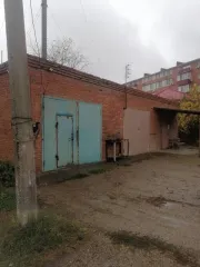 Нежилое здание 87 кв.м., земельный участок 117 кв.м., Адыгея. Здание нежилое, наименование: гаражи, кад. № 01:05:0200166:915, площадь 87 кв.м., количество этажей 1, год завершения строительства 1994, адрес: Республика Адыгея, Тахтамукайский район, пгт. Яблоновский, ул. Лаухина, 2б, вид права…