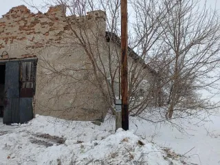 Тёплая стоянка тракторная, кадастровый номер 54:01:021501:204, общая площадь 242 кв.м., назначение нежилое, год постройки 1975, материал наружных стен: кирпичные, этажность: 1, местоположение: Новосибирская область, Баганский район, с. Красный Остров, ул. Зеленая, д.32А, и земельный участок с…