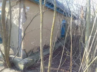 жилое ветхое  здание площадью 27,5 кв.м. земельный участок 1724 кв. м расположенные по адресу Краснодарский край Абинский район Ст. Мингрельская ул Линейная 63