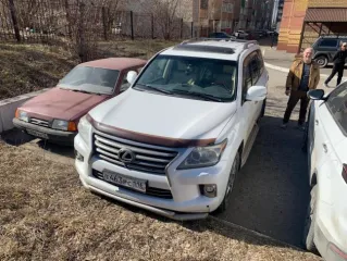 Lexus LX 570, 2013 г.в., VIN JTJHY00W404139599, цвет: белый.