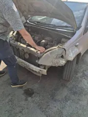 Toyota Vitz 2001 года, розового цвета. Государственный номер К260ВМ138. Модель двигателя 1SZ, номер двигателя 0778413. Номер кузова SCP10 3258191. Мощность 70 л.с. (51 кВт), объем 997 куб. см, бензиновый двигатель. Разрешенная максимальная масса 1145 кг, масса без нагрузки 870 кг. Производитель…