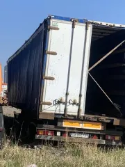 Полуприцеп ИПВ 9487ХN, 2008 г.в., г/н HA8547 24, VIN XUZ9487XN80000018, номер кузова XUZ9487XN80000018, номер шасси VV1P3XAB1SN139927, цвет синий. Рабочее состояние не проверялось, имеет повреждения ЛКП и царапины. Обременения: запреты судебного пристава исполнителя на регистрационные действия.