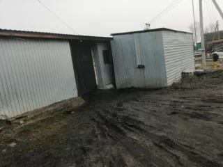 Гараж для легковых автомобилей 46,1 кв. м., кадастровый номер: 45:11:020601:255; ангар 577,2 кв.м., кадастровый номер: 45:11:020601:248; гараж 218,6 кв.м., кадастровый номер: 45:11:020601:246; административное здание (контора) 200,1 кв.м., кадастровый номер: 45:11:020601:251; тракторный гараж…