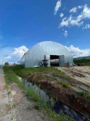 Склад готовой продукции, Кировская область. Временное сооружение склад готовой продукции, расположенное в пределах земельного участка с кадастровым номером 43:19:391501:293. Местоположение: Российская Федерация, Кировская область, Нагорский район, поселок городского типа Нагорск. Состав: Полуферма…