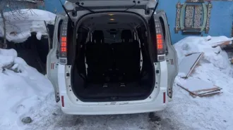 Toyota Voxy, 2015 года, 99 лс, 171000 км, АКПП. Неисправности: ошибка по датчику АБС (после замены ступицы); в январе 2026 перестала включаться магнитола (в морозы, подсветка рамки загорается, но магнитола не запускается); по кузову имеются сколы еще с Японии; крышка багажника перекрашена в 2024…