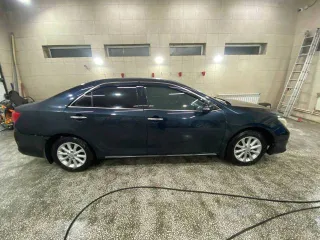 Toyota Camry, 2013 года, 181 лс, 265400 км, АКПП. Автомобиль марки TOYOTA, модель CAMRY, год выпуска 2013, идентификационный номер (VIN): XW7BF4FK10S031357. Состояние автомобиля: Есть трещина в передней правой фары, бампер задний сломан, небольшая вмятина на багажнике, акпп требует ремонта.
