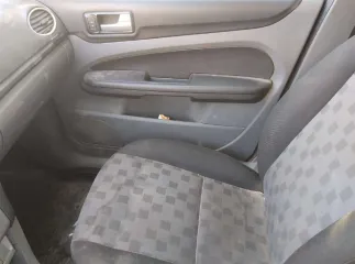 Ford Focus 2008, Ford Focus, 2008, VIN: X9FHXXEEDH8G57632, номер кузова: X9FHXXEEDH8G57632, цвет черный, объем 1596 см3, мощность 116.0 л.с., седан. Трещина на лобовом стекле, трещина на заднем бампере, вмятина на правом переднем крыле, пороги под замену (один замят), автосигнализации нет…