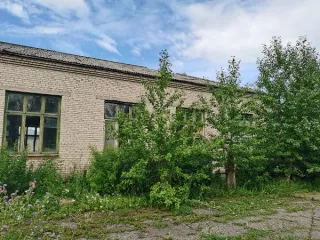 Земельный участок 704 кв.м и здание столовой 313,2 кв.м, Челябинская область. Земельный участок общей площадью 704 кв.м, с кадастровым номером 74:22:2701009:6, по адресу: Челябинская область, р-н. Уйский, п. Мирный, примерно в 20м, по направлению на запад от здания администрации сельского…