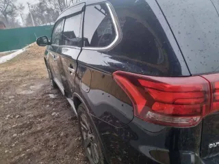 Mitsubishi Outlander, 2017 года, 168 лс, 360312 км, полный привод, АКПП. Легковой автомобиль, 2017 г.в., кузов № GF8W-0400766, техническое состояние сложно определить, в результате ДТП значительно поврежден, вмятина на задней левой двери (с пассажирской стороны), трещины лобового стекла, с левой…