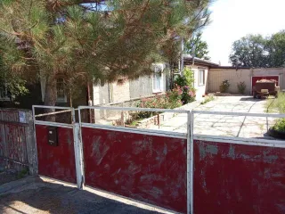 Продается 1/2 доля квартиры и 1/2 доля земельного участка в Ростовской области. Объекты расположены по адресу: Россия, Ростовская область, Ремонтненский район, село Ремонтное, улица Ленинская, дом 206, квартира 1. Земельный участок площадью 1040 кв.м., кадастровый номер 61:32:0010106:90. Жилое…