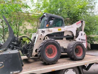 Мини-погрузчик Bobcat S850 заводской номер ACSL11164 Навесное оборудование щетка с бункером Sweeper Bucket 84 серийный номер А00А01354 снегоуборочный отвал V-Blade 84 серийный номер 084001021 угловая метла Angle Broom 84 серийный номер 231416282