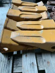 Запчасти для грузовой техники и погрузчика: канат металлический в рулоне, гайка металлическая окрашена в черный цвет диаметр резьбы 2 см ширина и толщина 3*1,7 см (имеется ржавчина), болт М 20*92 крепления колеса предназначен для крепежа колес на ступицы грузовых автомобилей, гайка шестигранная М…