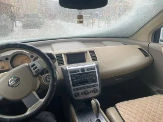 Nissan Murano 2003 года, синий. VIN: JN8AZ08T04W208427, ПТС: 55ОУ №128258, госномер: Х263СР55. Бензиновый двигатель 3.5 л (3498 куб. см) мощностью 249 л. с. (183,1 кВт). Максимальная масса 2200 кг, снаряженная масса 1720 кг.