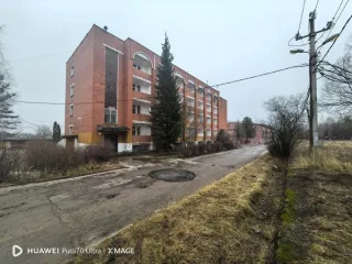 Нежилое здание 2201.5 кв. м с земельным участком в Ярославской области, г. Данилов, ул. Набережная, д.62. В составе: нежилое здание, кадастровый номер 76:05:010101:7345, площадь 2201.5 кв. м, 5 этажей, включая 1 подземный. Земельный участок, кадастровый номер 76:05:010101:577, площадь 5075+/- 25…