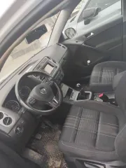Volkswagen Tiguan, 2016 года, 122 л.с., 83699 км, МКПП, передний привод, цвет белый, VIN XW8ZZZ5NZHG105479, ранее участвовал в 6-ти ДТП, срабатывали подушки безопасности, восстановлен, ключ один, кондиционер не работает, АКБ разряжена, повреждено правое переднее крыло (вмятина), отчет Автотеки…