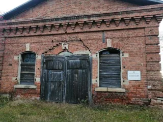 Магазин бывшего купца Завадовского общей площадью 191.4 кв. м. Кадастровый номер: 70:11:0100016:910. Адрес: Томская область, Парабельский район, с. Нарым, ул. Куйбышева, д. 15. Год ввода в эксплуатацию не указан. Один этаж, подземных этажей нет. Материал наружных стен — дерево. Объект культурного…