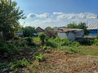 Доля дома 26,2 м² и участка 685 м² в Ульяновской области. 1/2 доля в праве собственности на жилой дом общей площадью 26,20 кв.м., расположенный по адресу: Ульяновская обл., г. Сенгилей, ул. Чайковского, д. 34, кадастровый номер: 73:14:030108:705. И 1/2 доля в праве собственности на земельный…